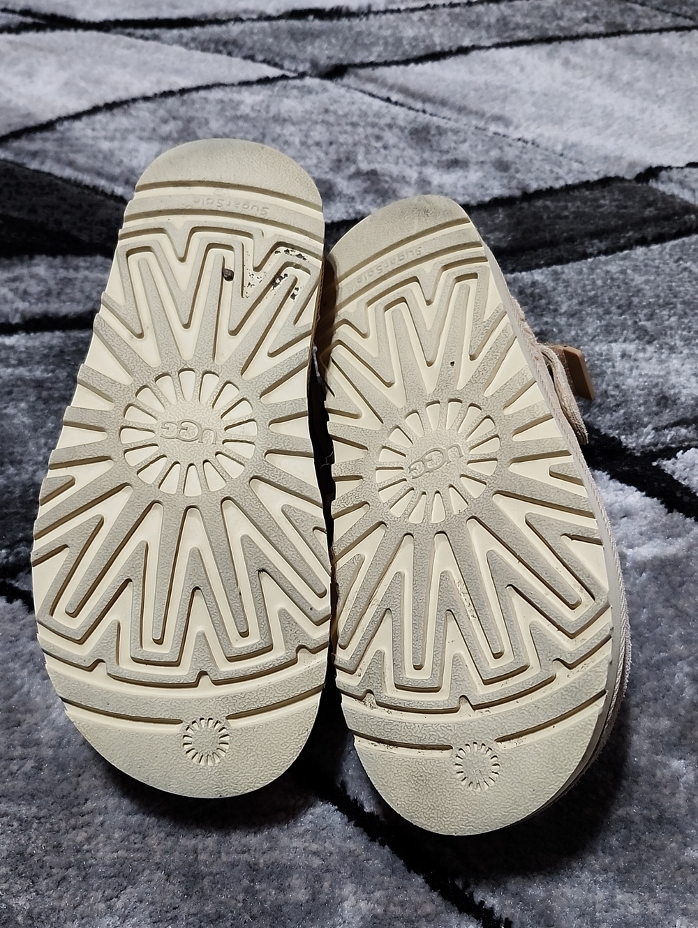UGG GOLDENSTAR VILLA SUEDE SAND/TAN ADJUSTABLE SWIVEL HEEL STRAP CLOGS SHOES - Picture 10 of 15